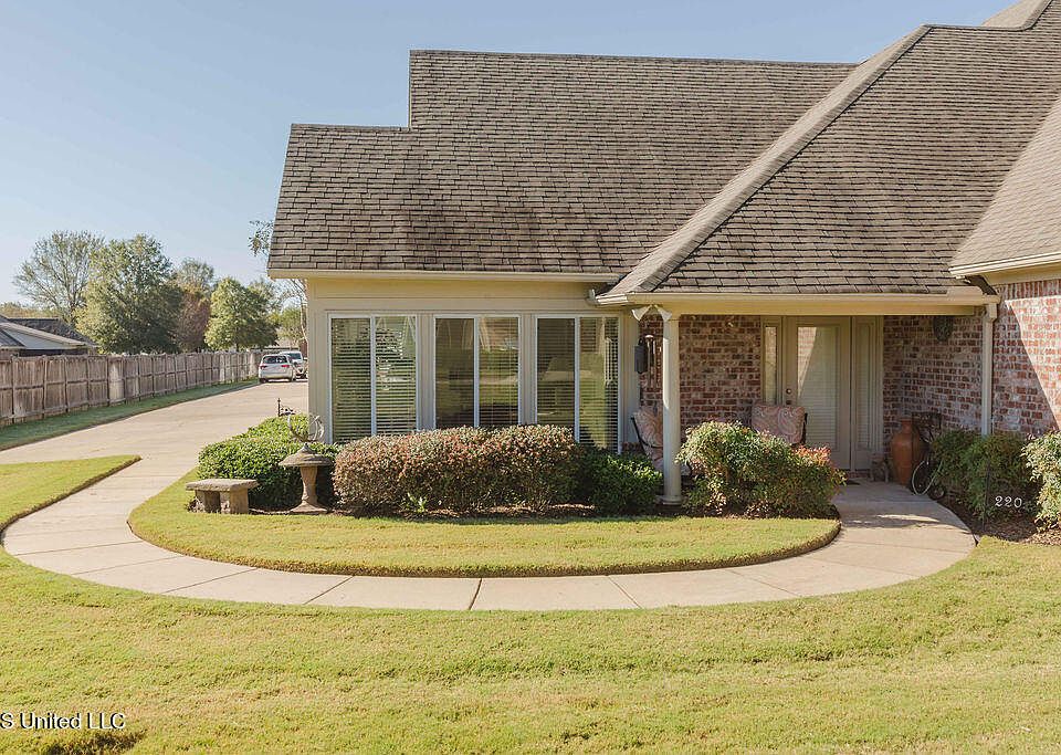 1st image of 220 Sweetwater Dr
