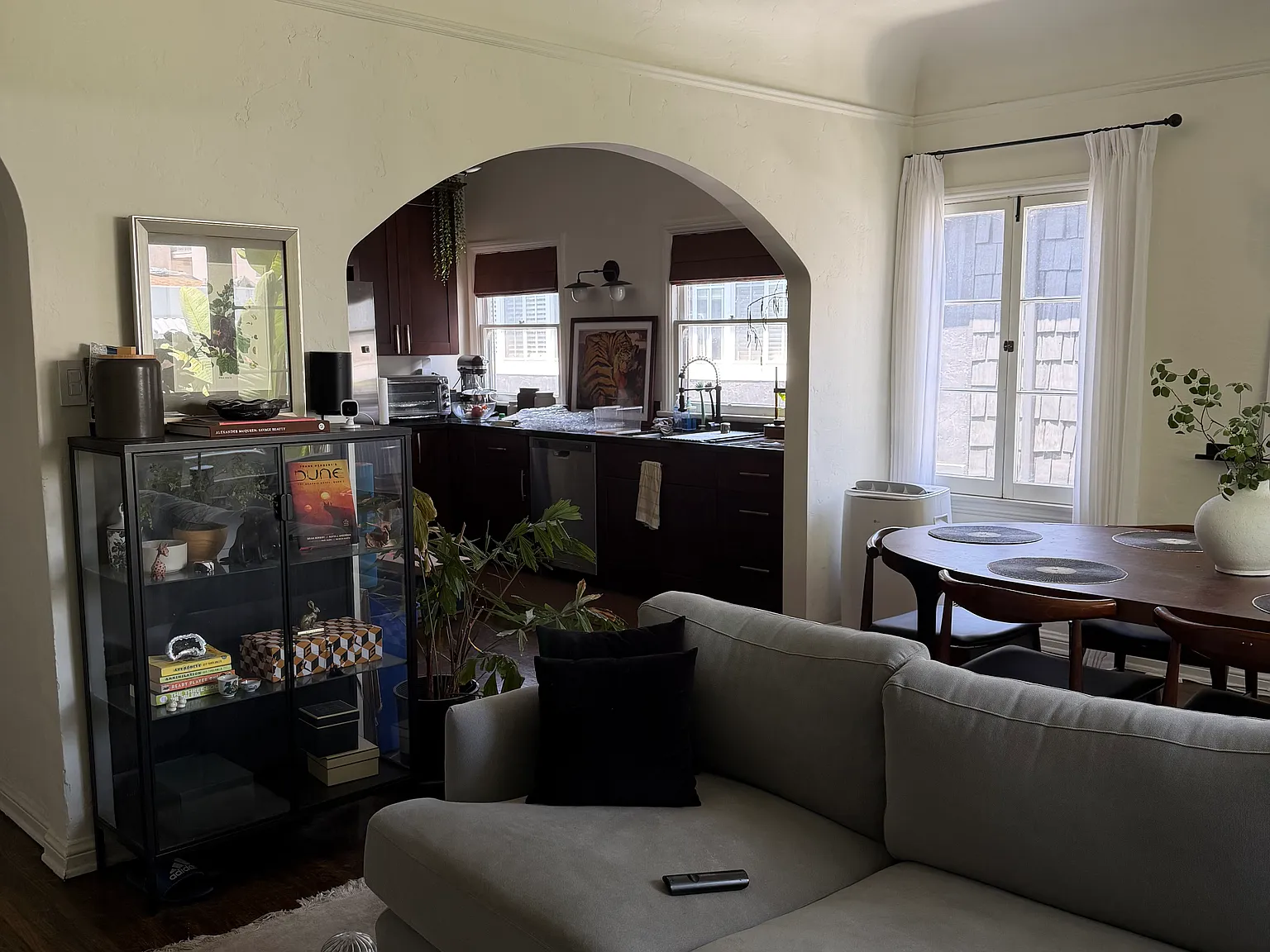 2 bed, 1000 sqft, $3,300 — Photo 1