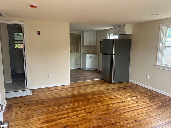 5th image of 31 Whippoorwill Rd