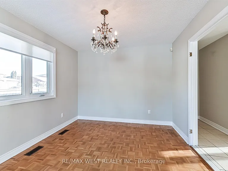 139 Carmen Cres — Photo 6