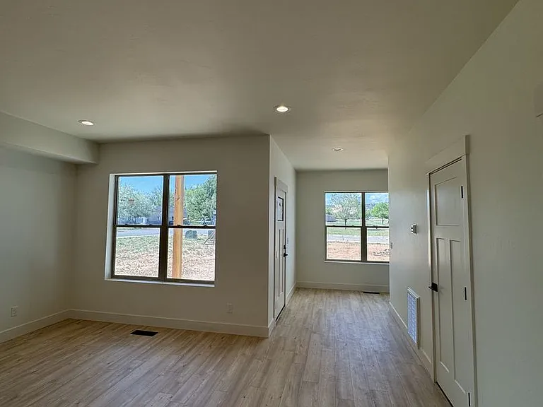 17 Grove Ln — Photo 4