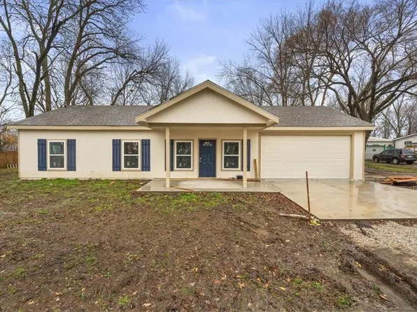 706 Pearl St, East Lynne, MO 64743