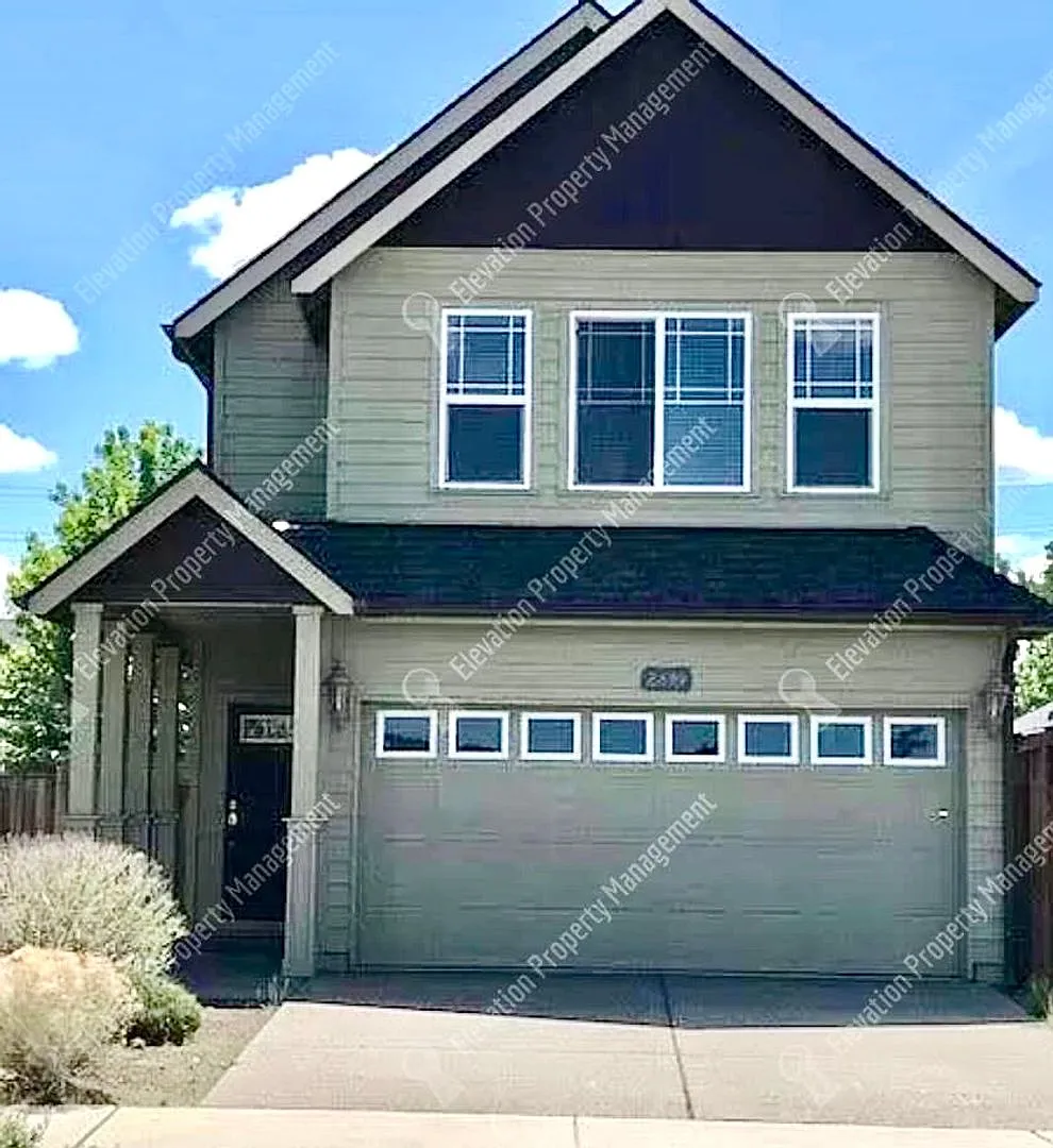 3 BR home in a great NE Bend neighborhood! — Photo 1