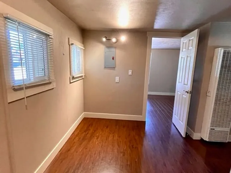 Newport Ave Triplex - 00404-NEWP-00 — Photo 8