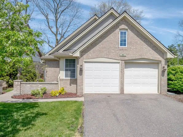902 Whisperwood Dr, Fenton, MI 48430