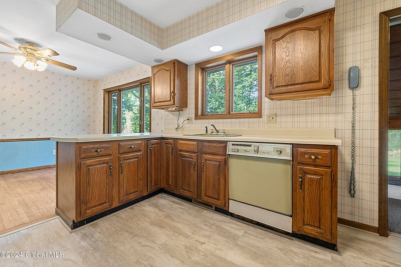5th image of 126 E Poplar Drive