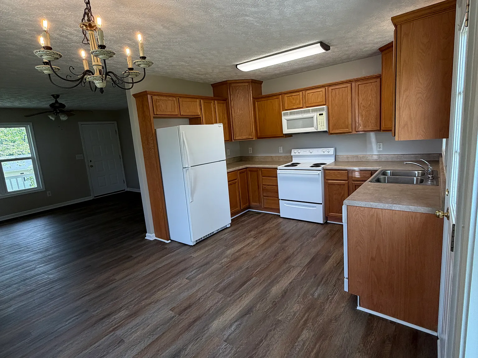 3 bed, 1040 sqft, $1,750 — Photo 2