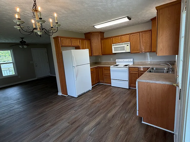202 Pulliam St — Photo 2