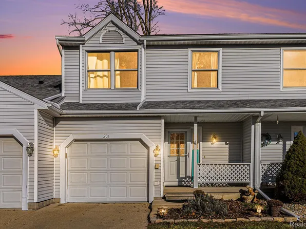 206 Meadow Pointe Dr, Fenton, MI 48430