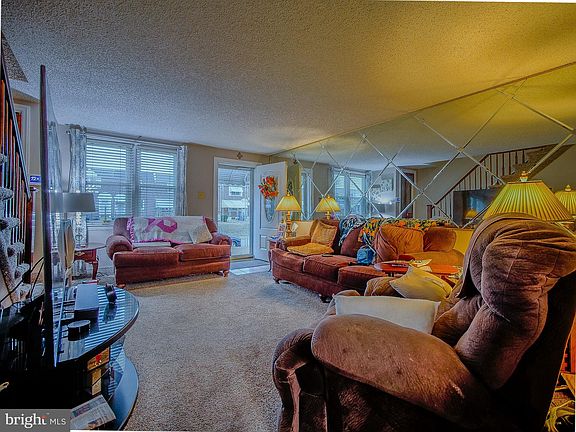3rd image of 1048 Oakwood Dr