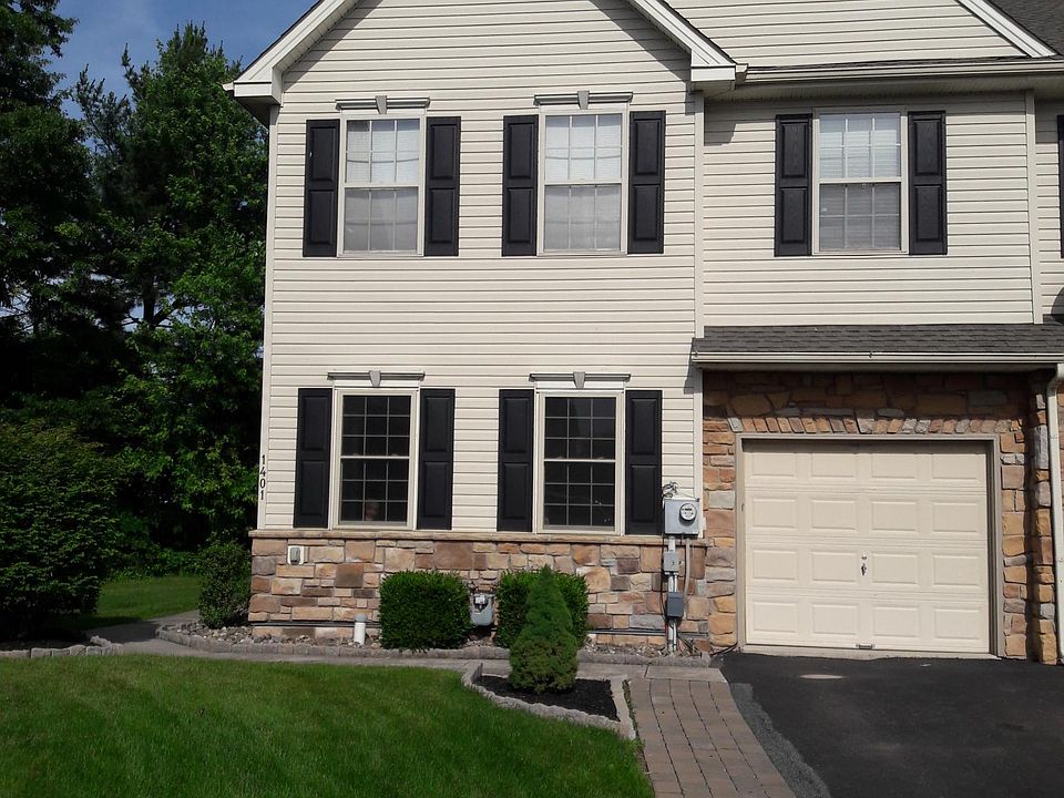 Front of Townhouse w/ walkway