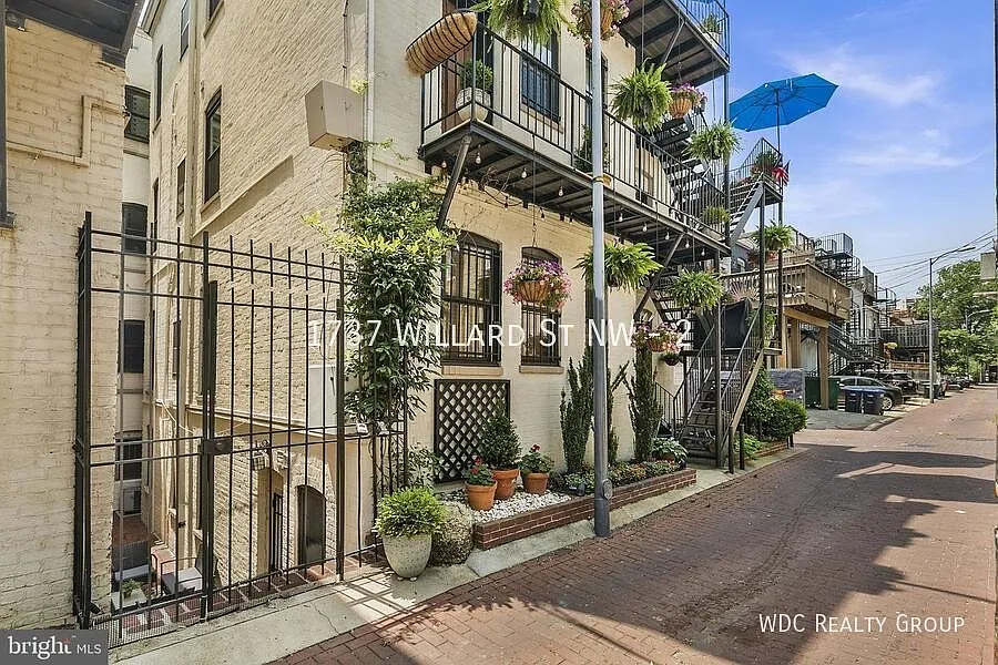 Awesome Renovated 1br/1ba Condo Unit In Boutique Dupont Building! — Photo 4