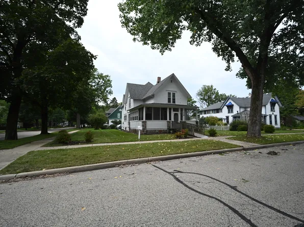 118 S 6th St, Dundee, IL 60118