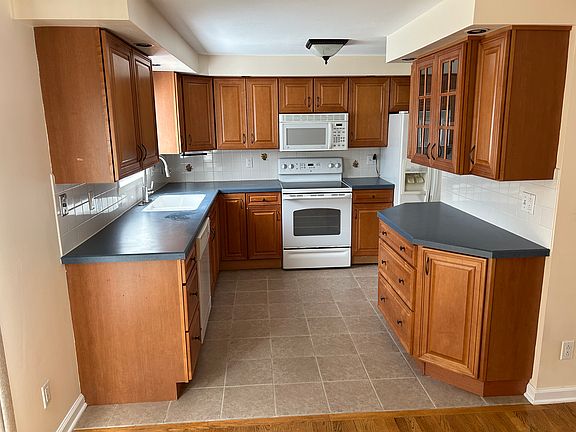 3rd image of 316 Cameco Cir