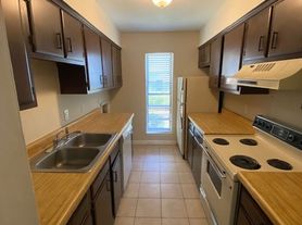Spacious 2 bedroom , 1 bath - Just 8 minutes from the University of South Carolina!