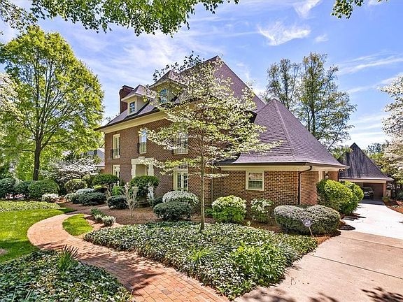 4th image of 303 Sunset Dr