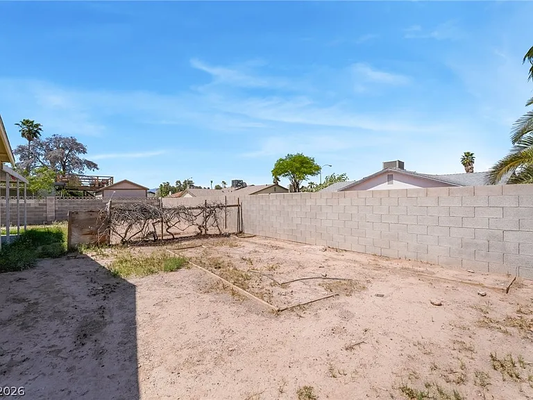 2102 E Russell Rd — Photo 32