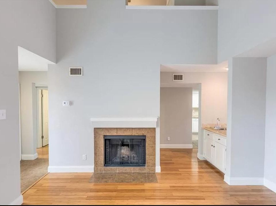 1st image of 837 Creekside Dr
