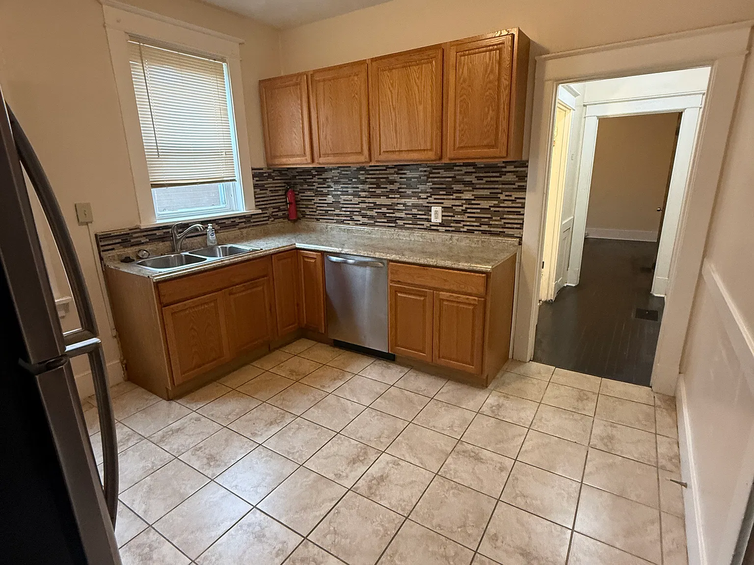 216 Sarah St — Photo 1