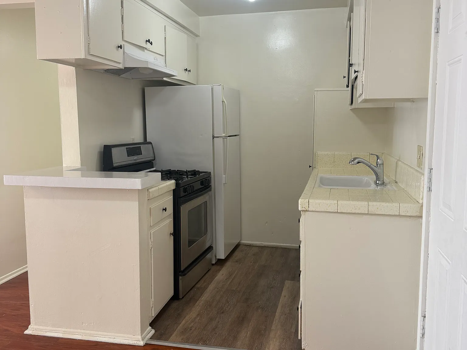 1025 N Mariposa Ave — Photo 4