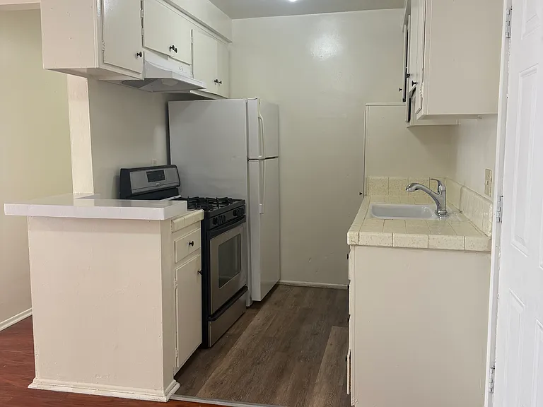 1025 N Mariposa Ave #9 — Photo 4