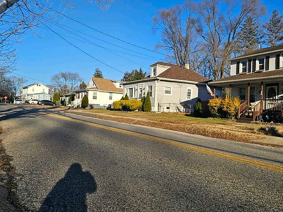 Exterior Neighborhood (street photo)