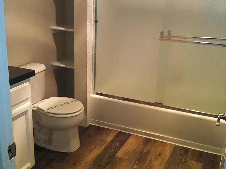 2x2 / 855 sf - Spacious guest bath