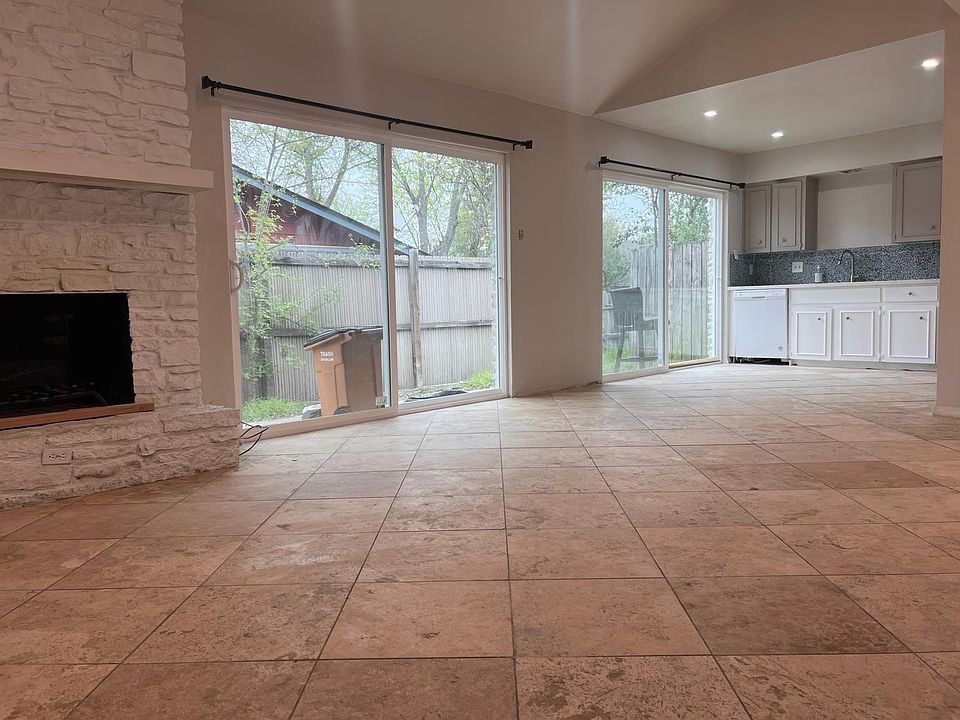 Older photo. Kitchen has been renovated. Check other pictures of kitchen.