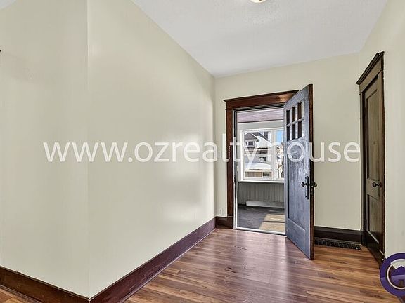 3rd image of 836 Oak St