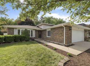 8672 Ailsworth Dr, Darien, IL