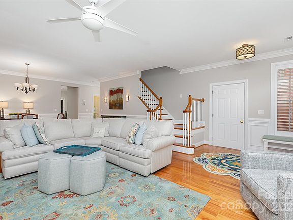 4th image of 9061 Bonnie Briar Cir