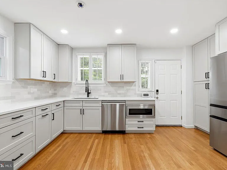 1008 Bashford Ln — Photo 11