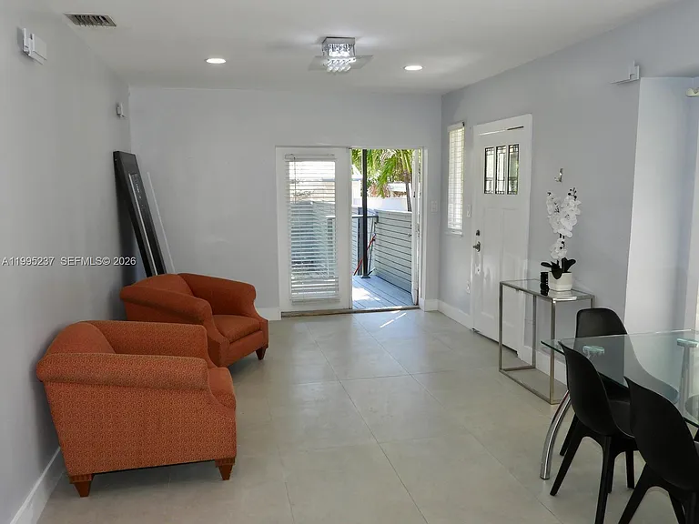 715 Hollywood Blvd — Photo 4