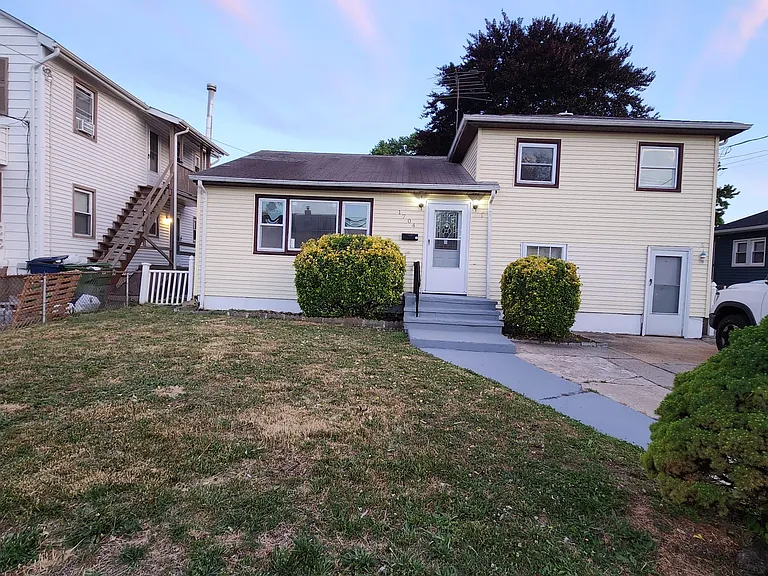 1704 Heck Ave — Photo 1