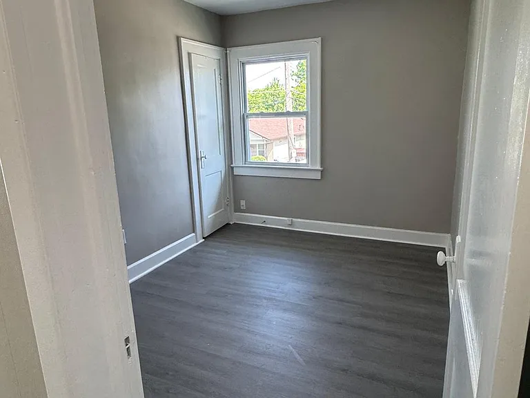 445 W 25th St — Photo 18