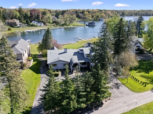 2440 Lake Angelus Ln, Lake Angelus, MI 48326