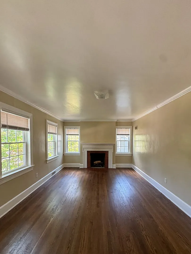 Charming 2 Bed 1 Bath Duplex in Haymount — Photo 4