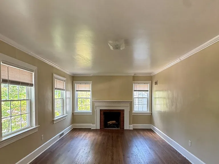 512 1/2 Westmont Dr — Photo 4