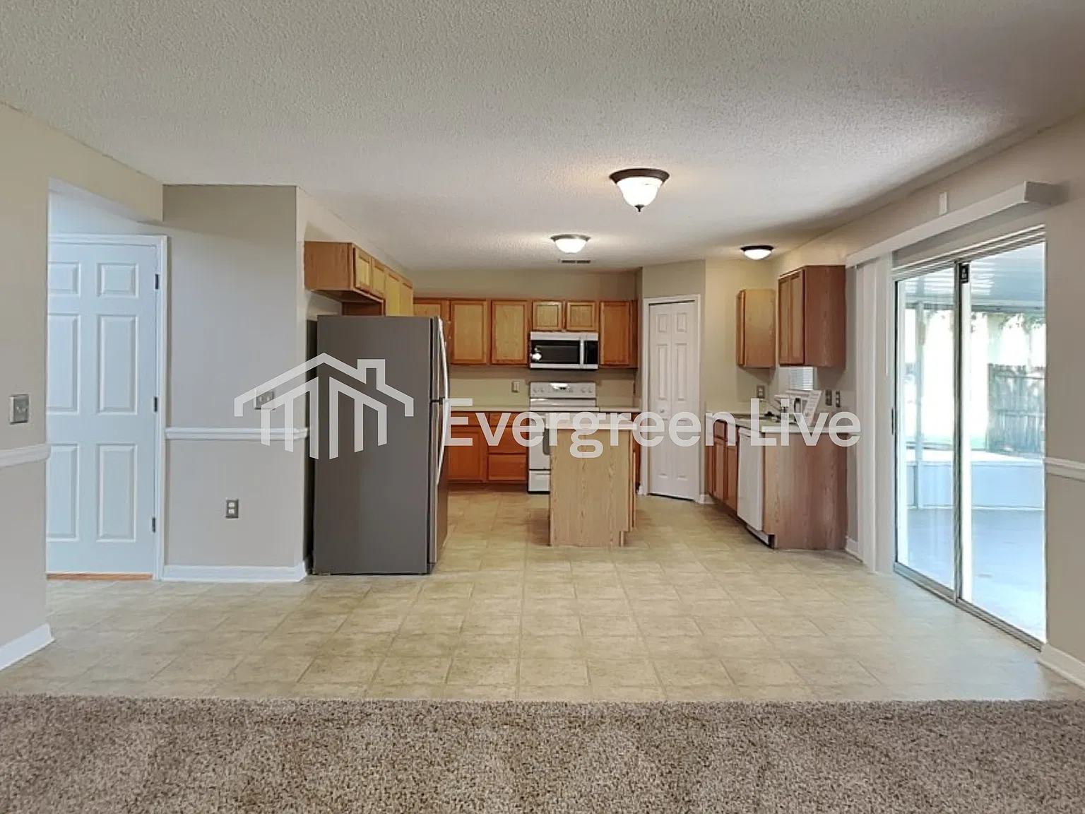 3 bed, 2.5 bath, 2395 sqft, $1,995 — Photo 4