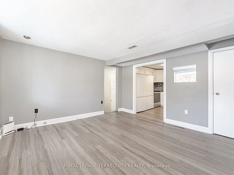 16 Royal Ave — Photo 6
