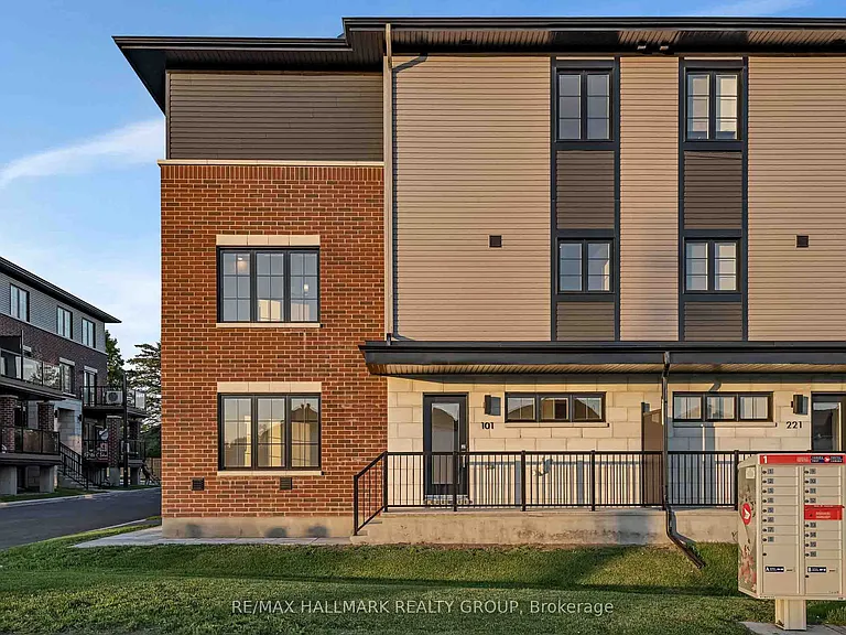 422 Rolling Meadow Cres — Photo 2