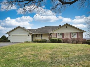 16 Old Farm Cir, Pittsford, NY 14534