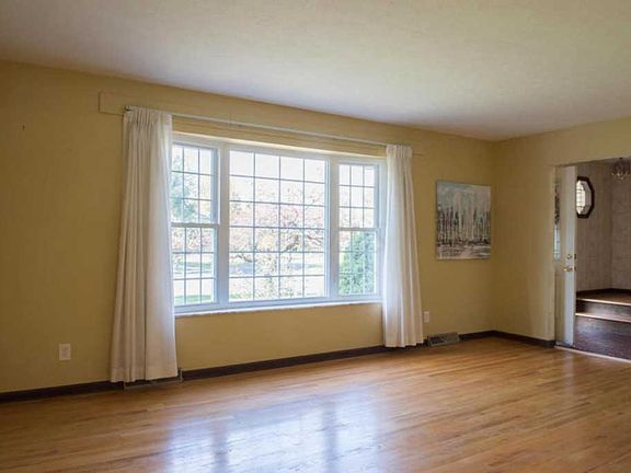 2nd image of 3946 Ravenwood Dr
