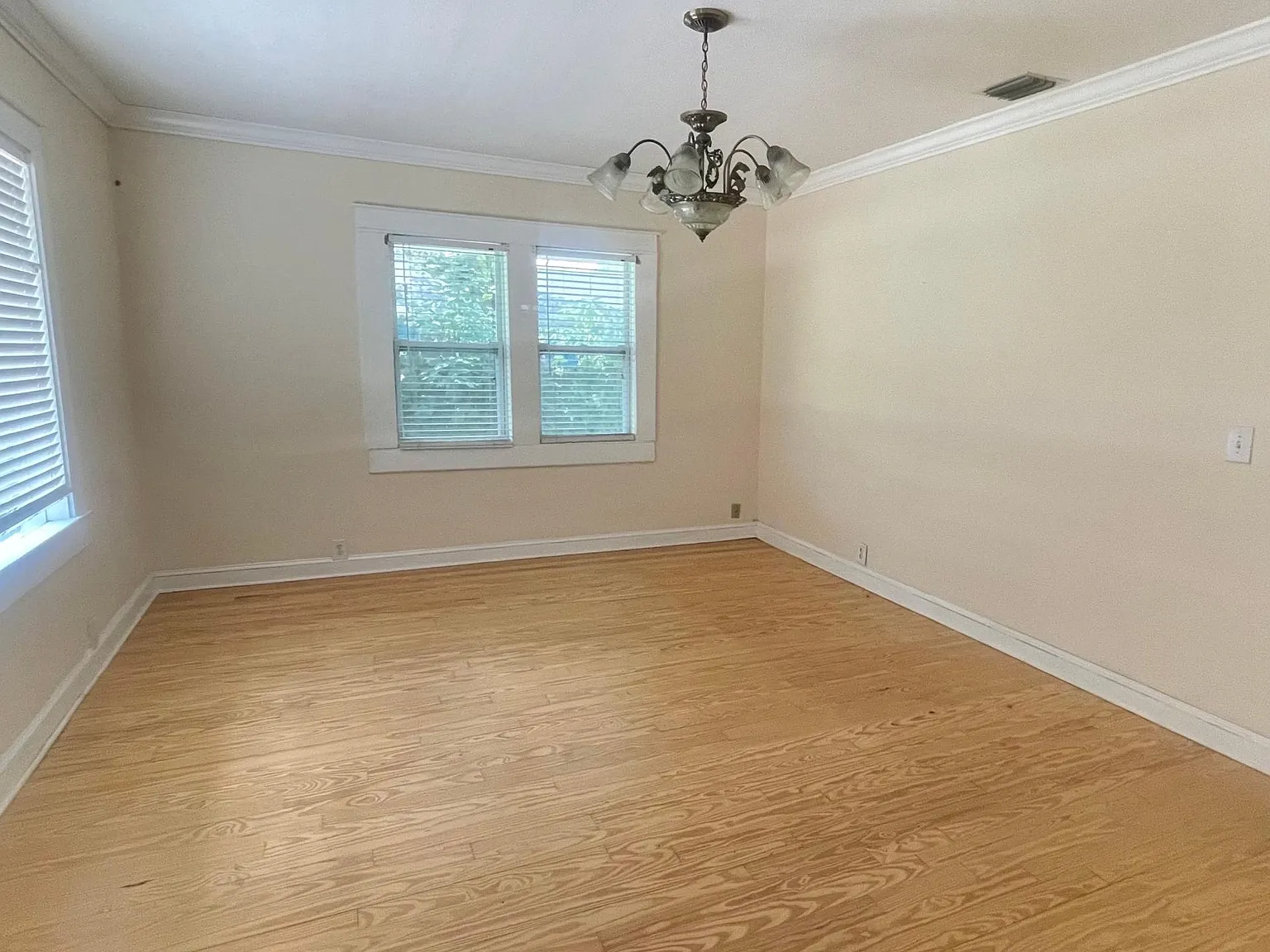 7210 N Duncan Ave — Photo 2