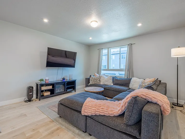 1024 W 400 S — Photo 43