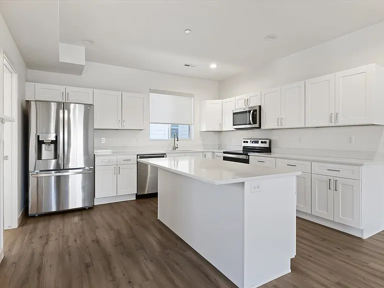 238 W Paramount Ave — Photo 15