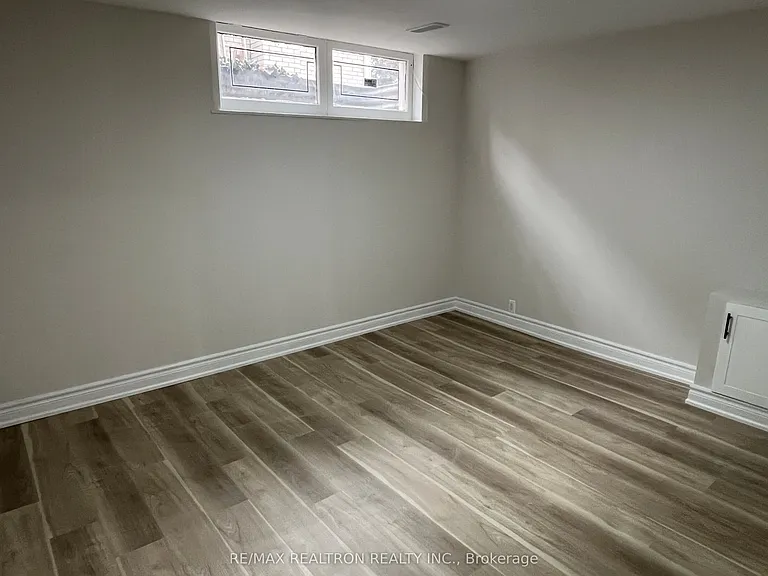 74 Lincoln Green Dr #LOWER — Photo 6