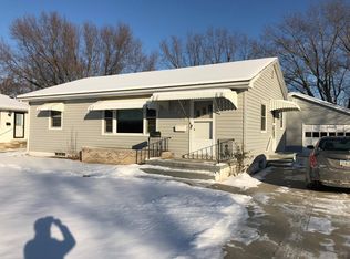 2108 Fairview Dr, Cedar Falls, IA 50613