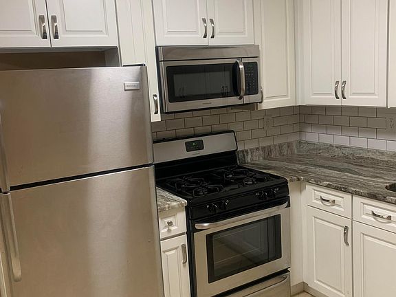 5th image of 110 Edgegrove Ave #2