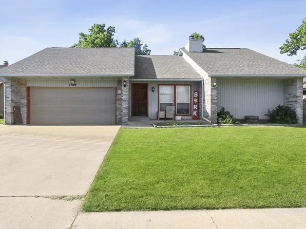1329 W Cedarbrook Ln, Moore, OK 73170
